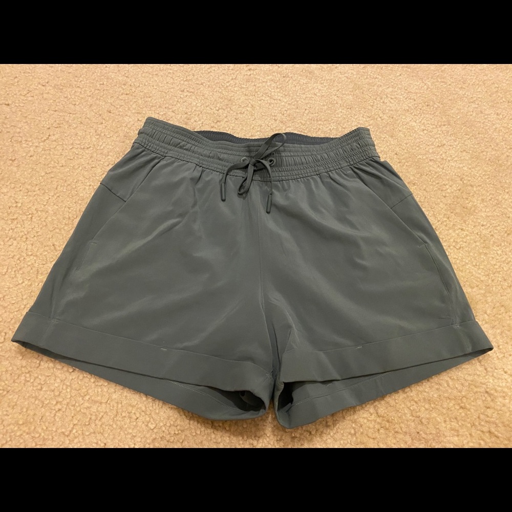 Lululemon On the Fly 2.5” Shorts, Size 4